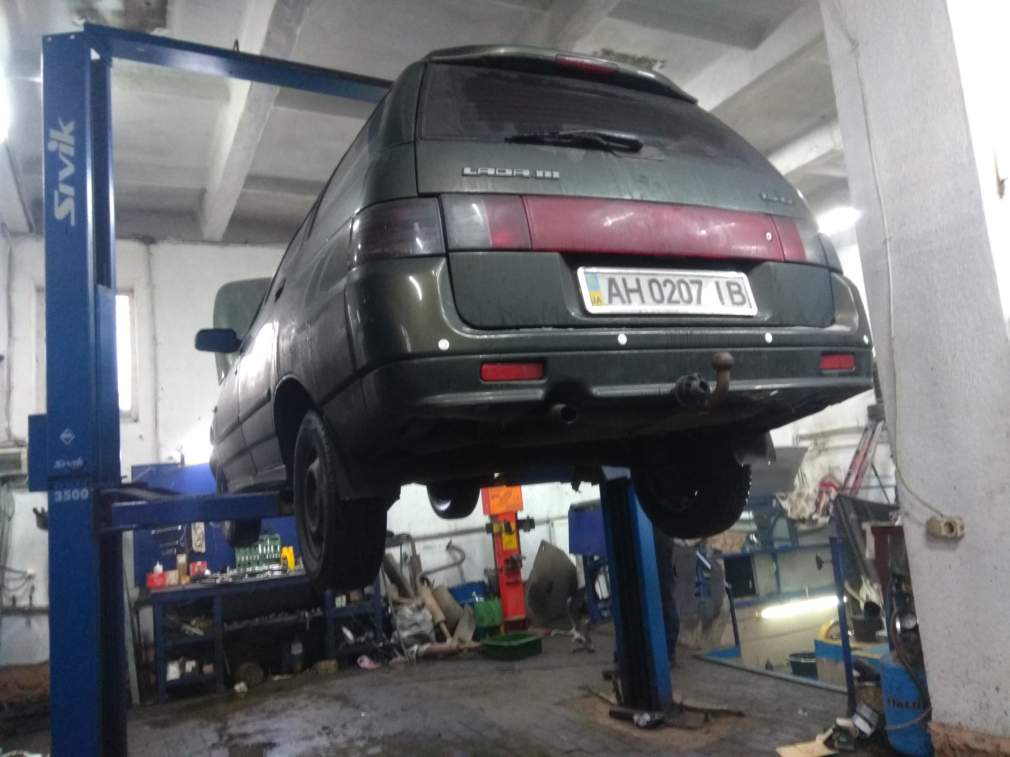 Автомобиль ВАЗ 2111 на подъемнике