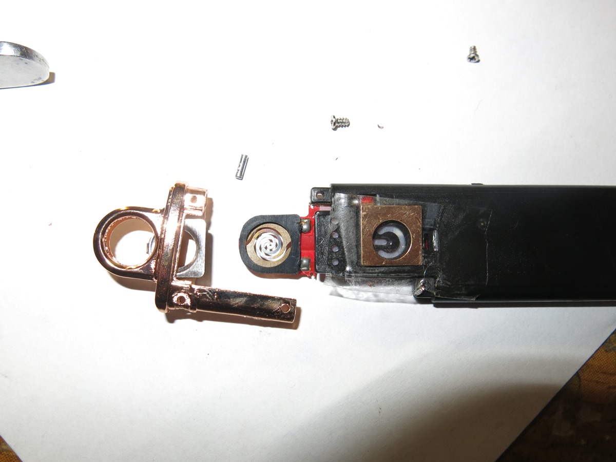 Снимаем часть корпуса зажигалки