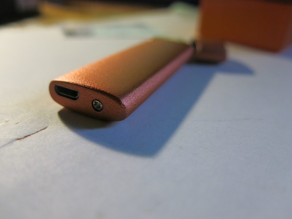 Винт в торце зажигалки