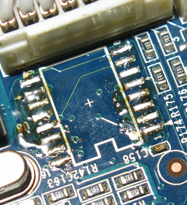 Дорожки под микросхемой флеши