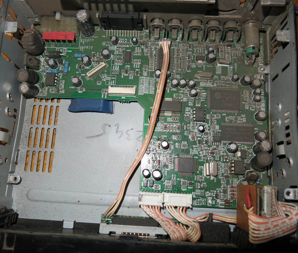 Внутреннее устройство магнитолы ALPINE HS - D831
