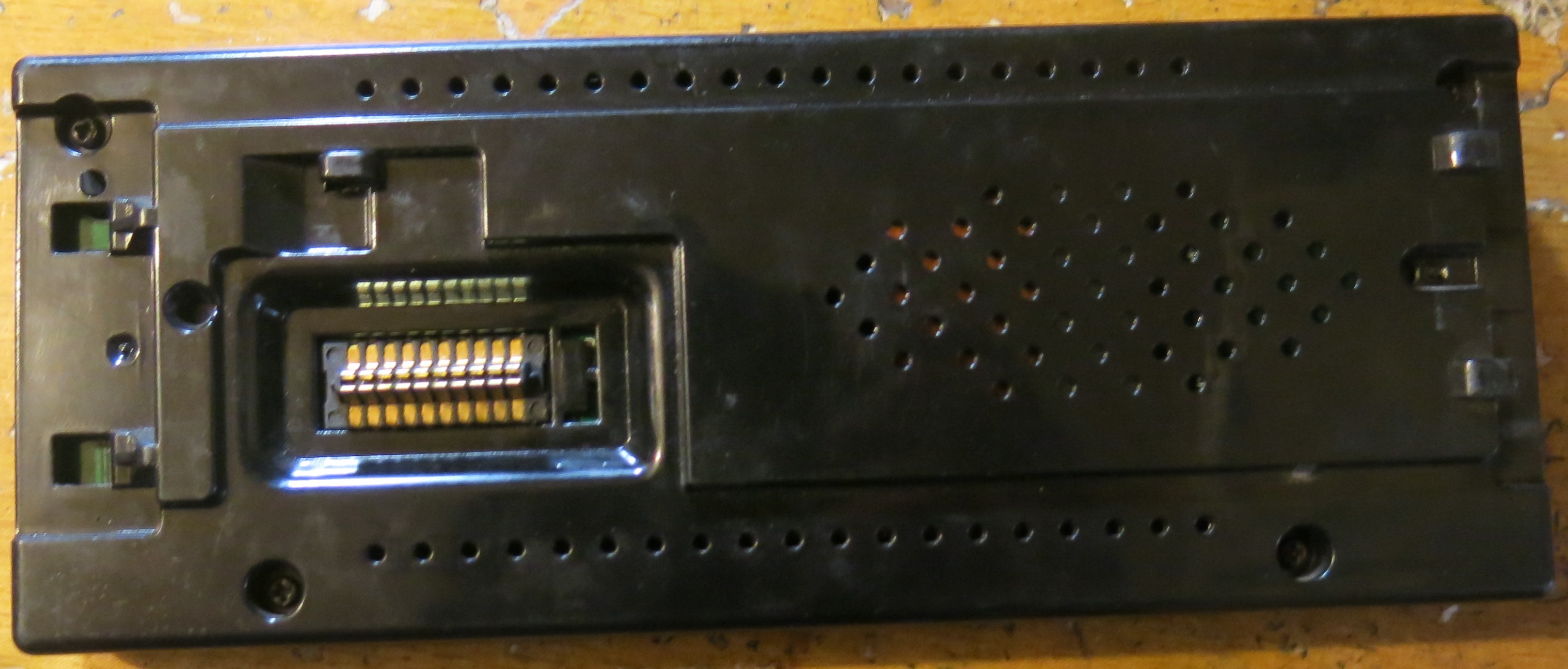 Панель магнитолы со стороны разъема