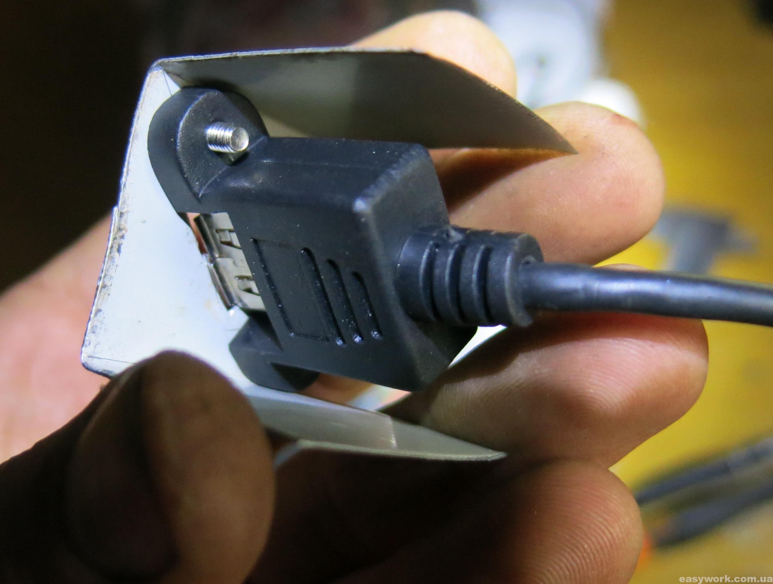 Панель USB зарядки с обратной стороны