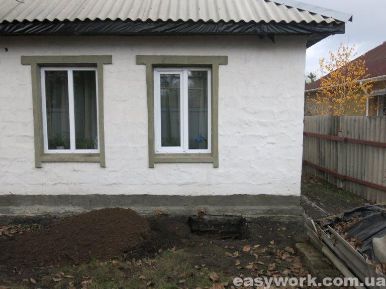 Раскопка фундамента в месте образования трещины