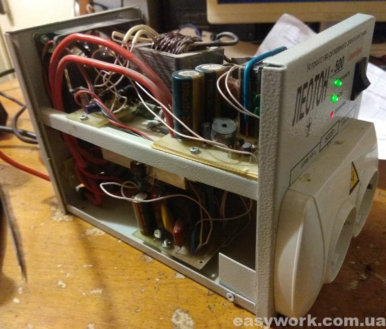 Внутреннее устройство ИБП Леотон-500