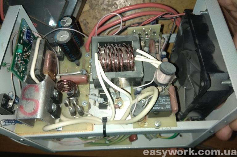 Разобранный ИБП Леотон-500 сверху