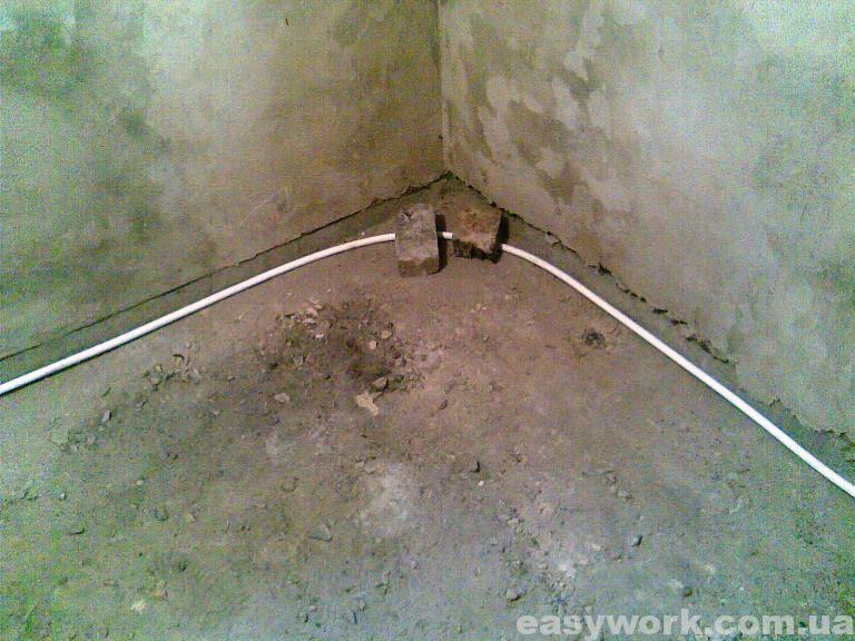 Металлопластиковая труба проложенная по полу