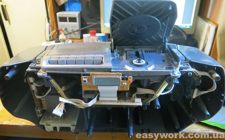 Внутренняя часть магнитофона Sony CFD-G50L