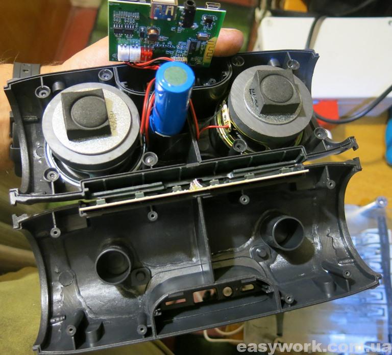 Портативная колонка JBL в разобранном виде