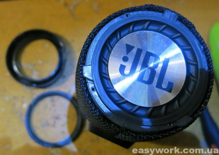 Разборка портативной колонки JBL (фото 1)