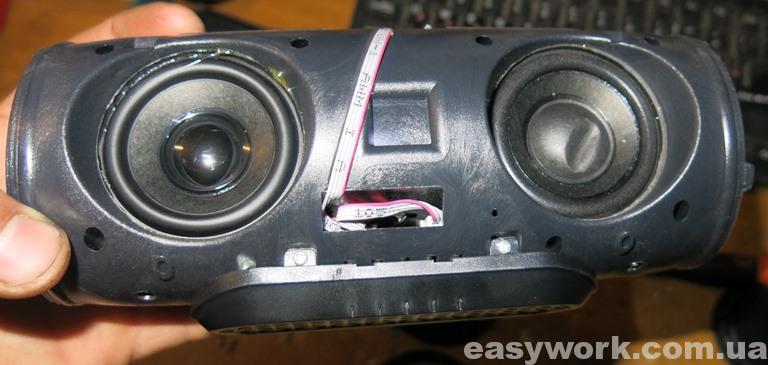 Портативная колонка со снятой обивкой