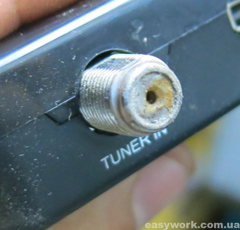 Следы воды на антенном гнезде тюнера Alphabox X3M