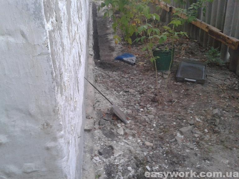 Убираем мусор на старой отмостке