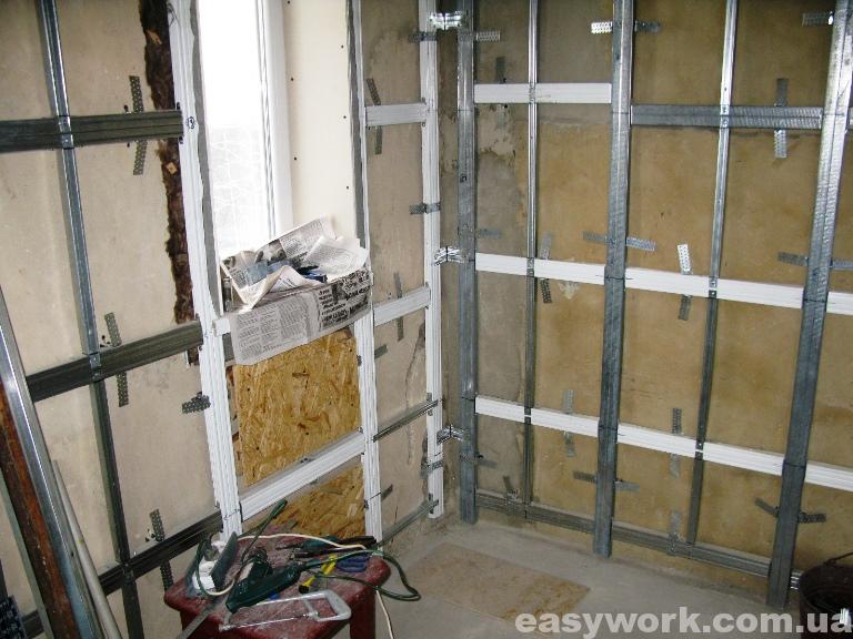 Закрепленные куски OSB под радиатор отопления (фото 3)