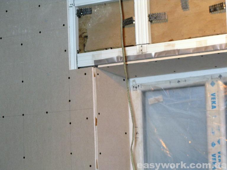 Обшивка стен и потолка гипсокартоном в гостиной (фото 3)