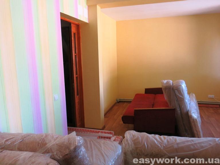 Гостиная после поклейки обоями и настила линолеума (фото 2)