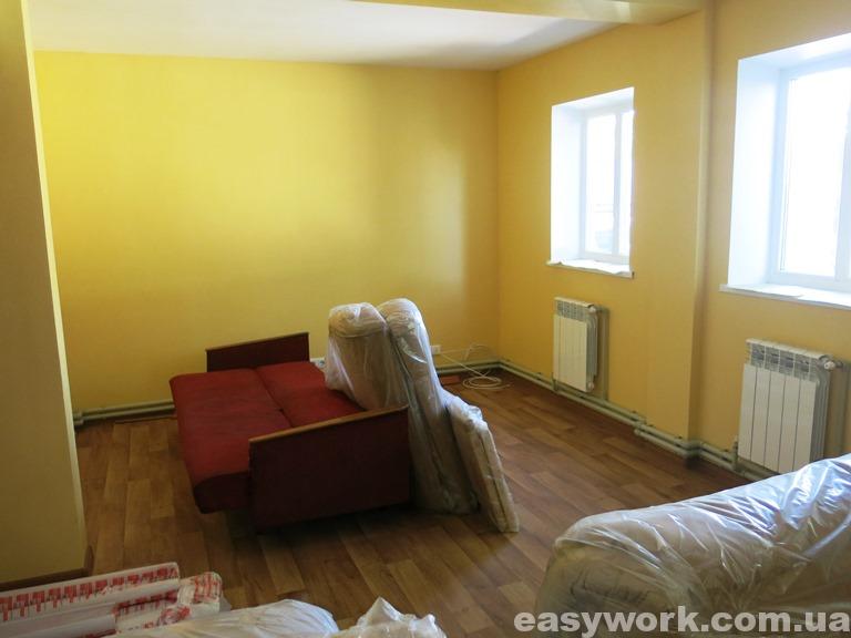 Гостиная после поклейки обоями и настила линолеума (фото 3)