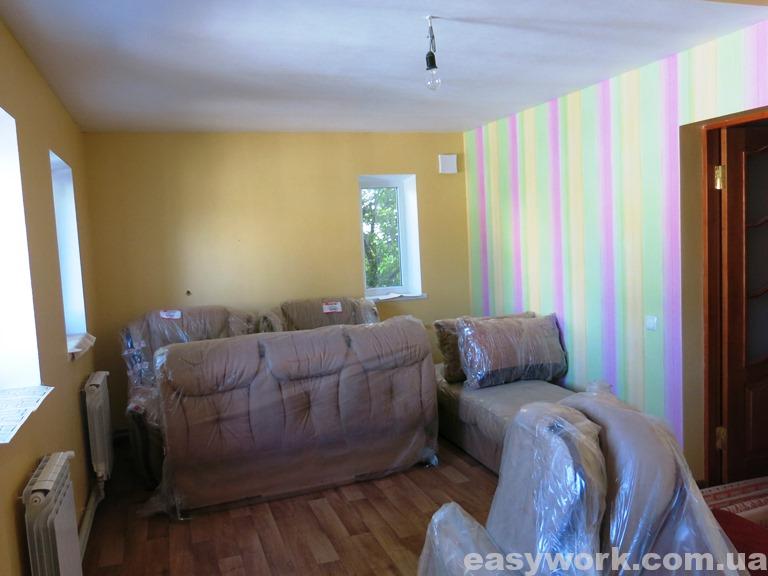 Гостиная после поклейки обоями и настила линолеума (фото 1)