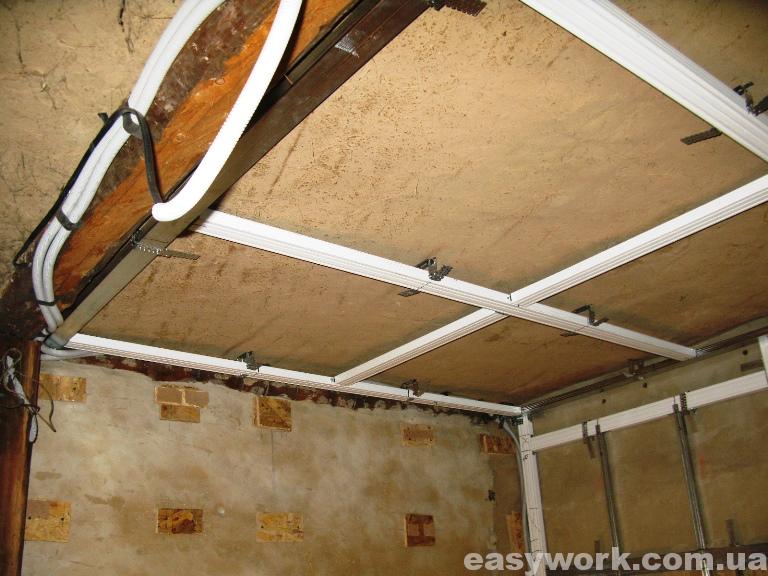 Монтаж металлокаркаса для гипсокартона в гостиной (фото 5)
