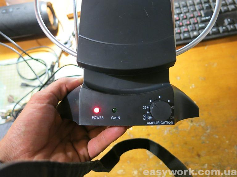 Регулятор усиления и индикаторы питания и усиления