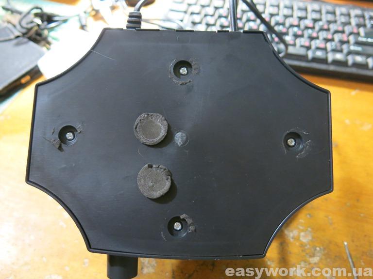 Четыре винта под накладными ножками