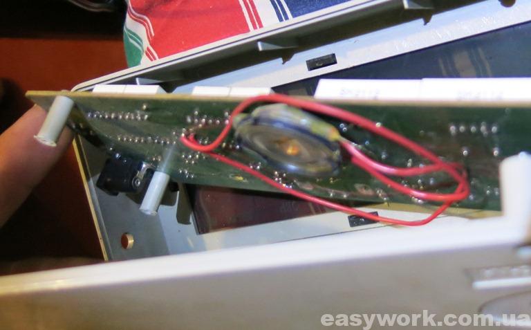 Отклеившийся динамик и отломанное крепление платы