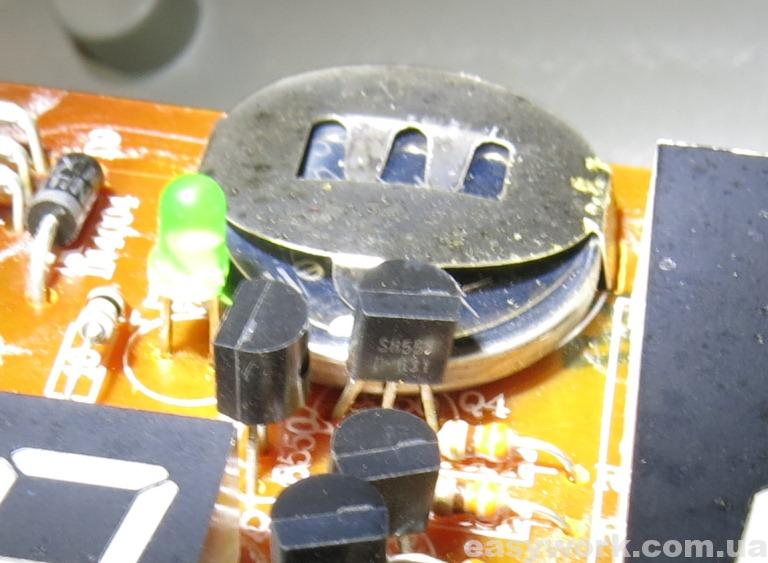 Выпавшая из крепления батарейка