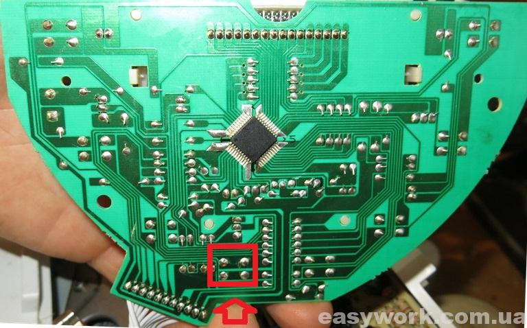 Выводы кнопки "Минуты" с обратной стороны платы