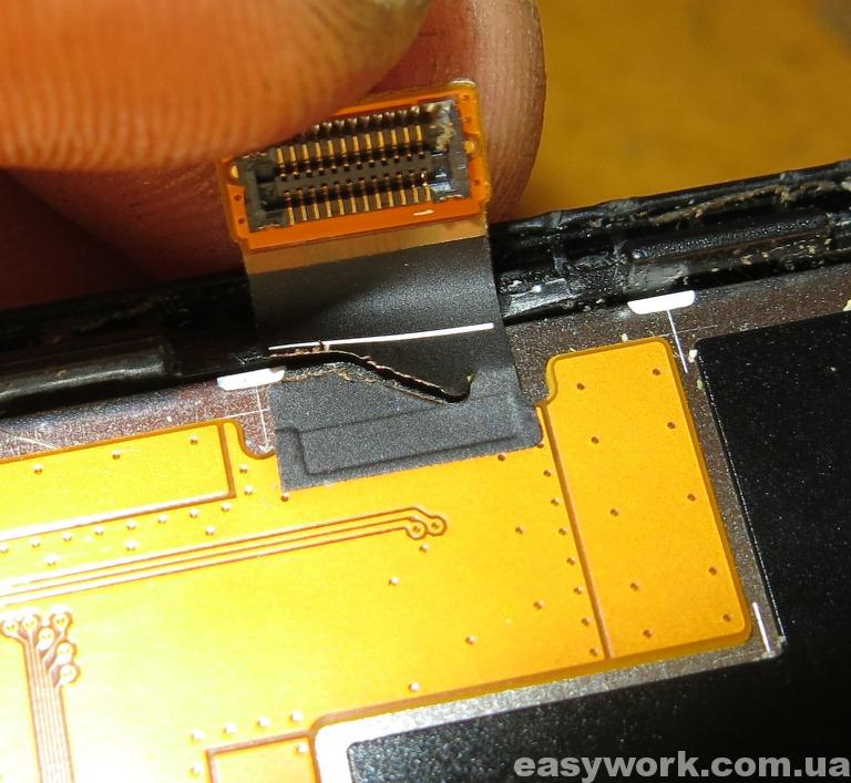 Надорванный шлейф дисплея телефона Samsung GT-S5222