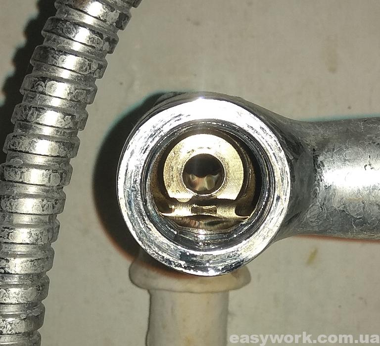 Отверстие в смесителе