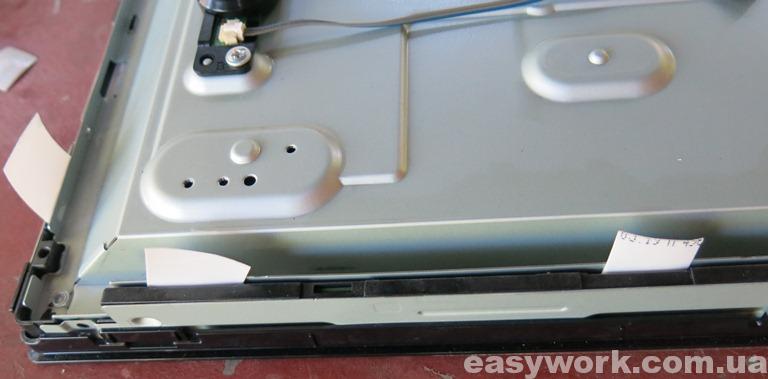 Отжатие защелок по периметру при помощи кусков пластиковой бутылки