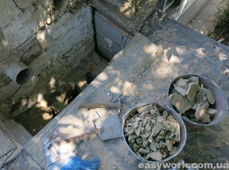 Разборка вентканала при помощи зубила и молотка