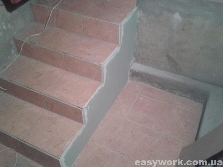 Плитка под лестничной площадкой