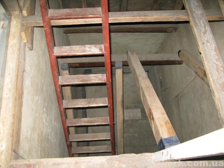 Вид на лестничный проем со второго этажа (фото 1)