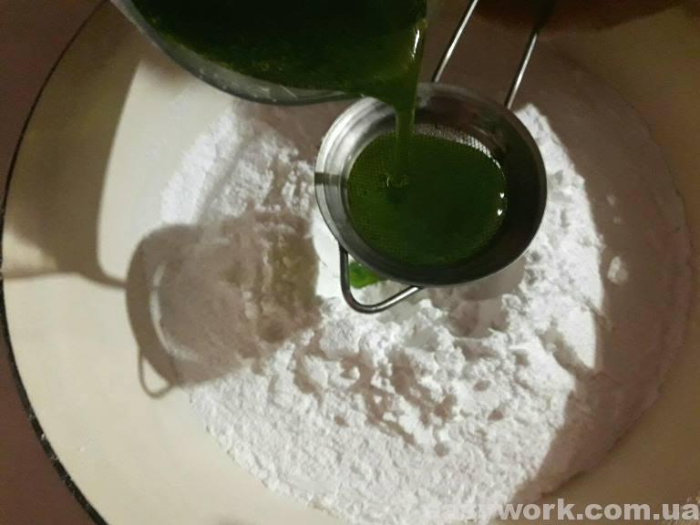 Растопленную медовую смесь вливаем через сито в просеянную сахарную пудру