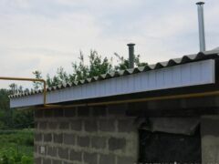 Обшивка пластиком лобовой доски крыши