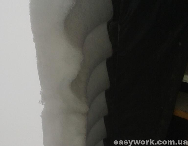 Съезжающий снег с крыши