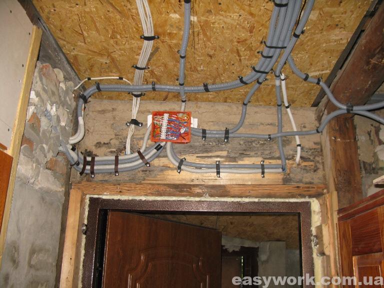 Монтаж электропроводки над входной дверью (как стало)