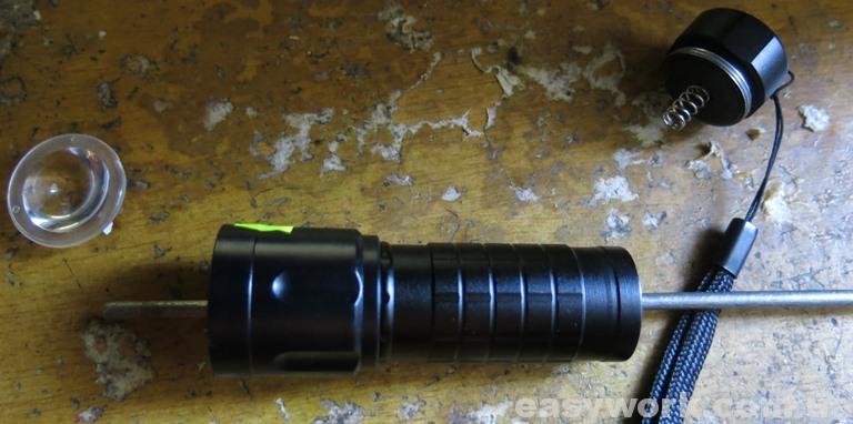 Снятие линзы с фонаря WD190A - 50000W при помощи длинного стержня