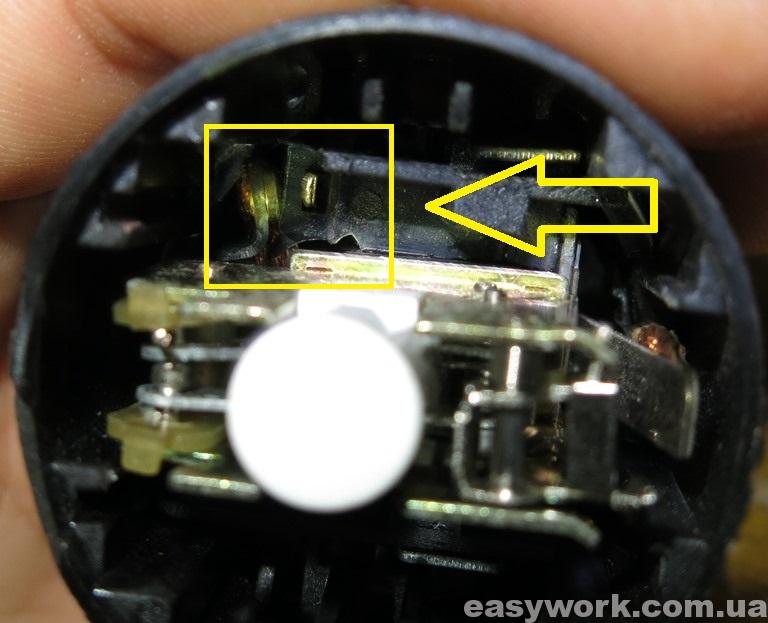 Выпавший контакт из фиксатора