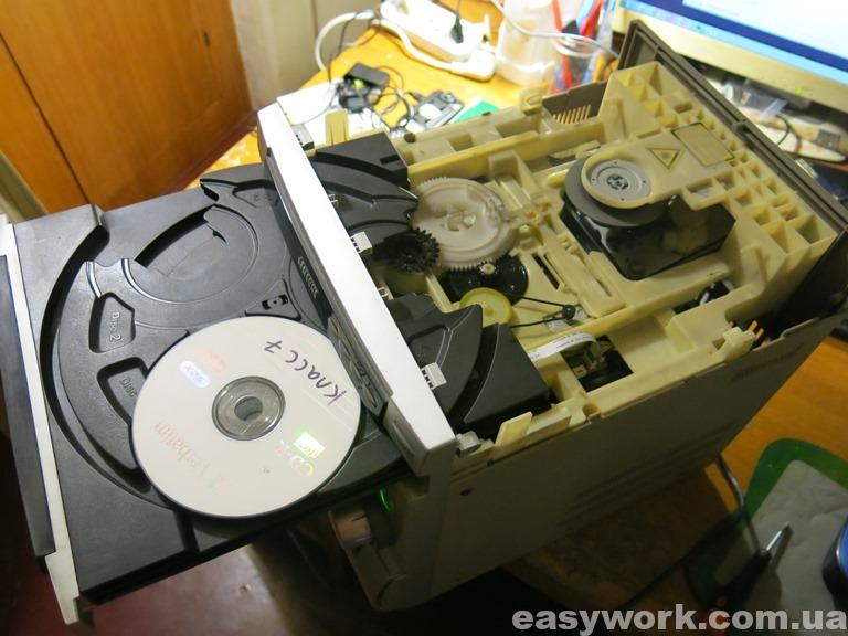 Снятая верхняя крышка музыкального центра SAMSUNG MAX-920