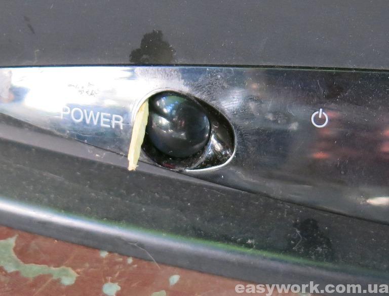 Поджатая кнопка включения телевизора