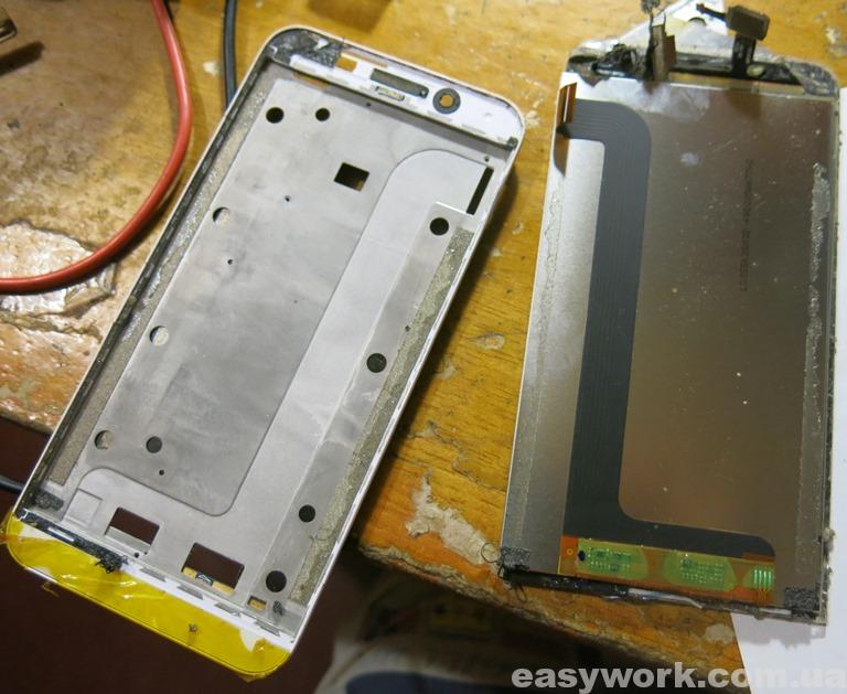 Двухсторонний клей на корпусе дисплея