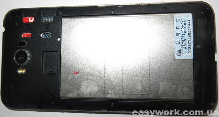 Снятая наклейка с аккумулятора