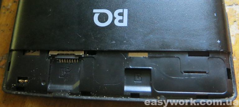 Слоты под карту памяти и SIM-карту (в планшете)