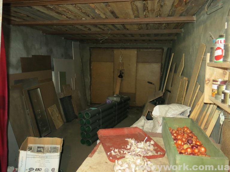 Гараж, заставленный строительным материалом