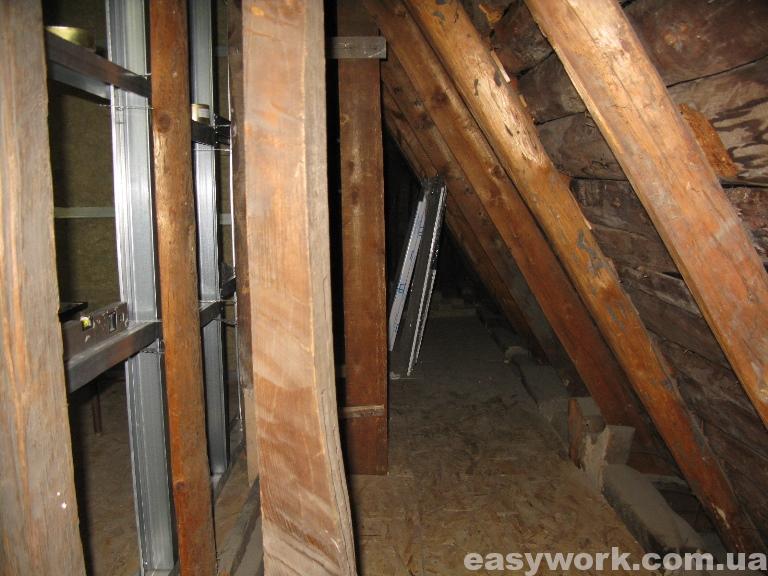 Чердачная часть дома (за стенкой детской комнаты)