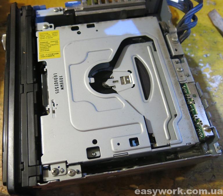 Магнитола Panasonic CQ-C5303W с снятой верхней крышкой