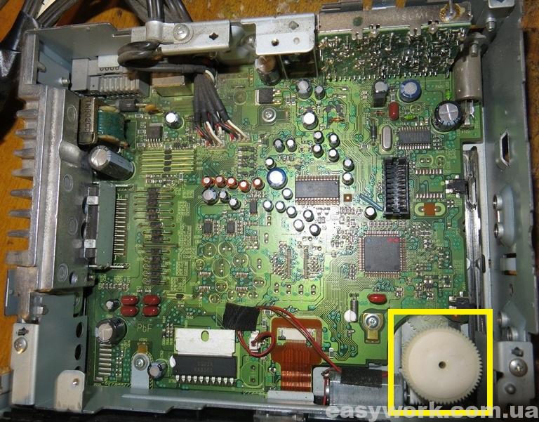 Шестерня рядом с центральной платой магнитолы Panasonic