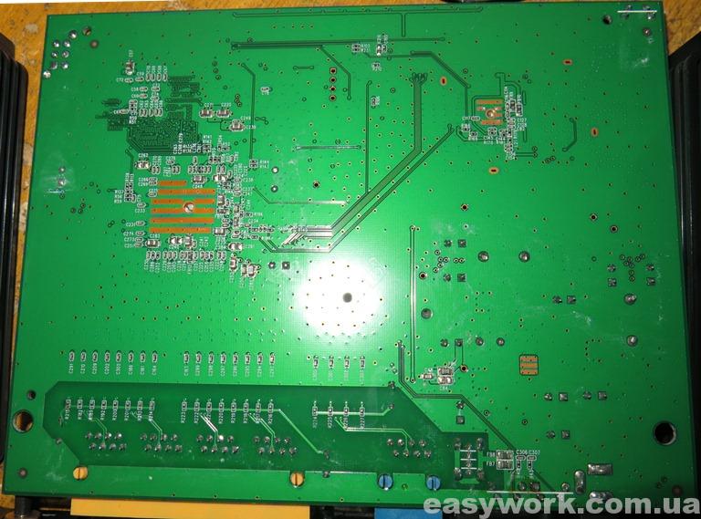 Плата роутера с обратной стороны TP-LINK TL-WR1042ND